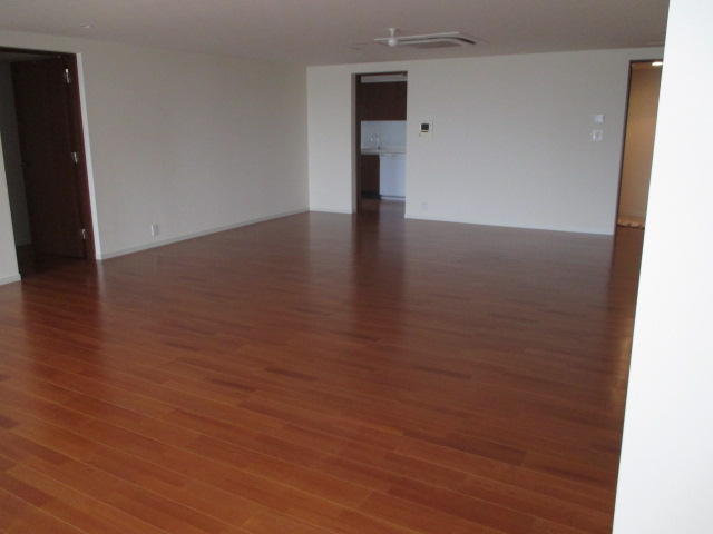 Living and room. Spacious 33.4 tatami