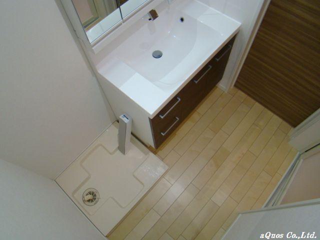 Wash basin, toilet. Indoor (11 May 2013) Shooting