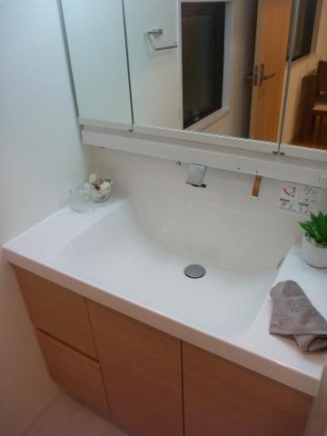 Wash basin, toilet. Shoto House
