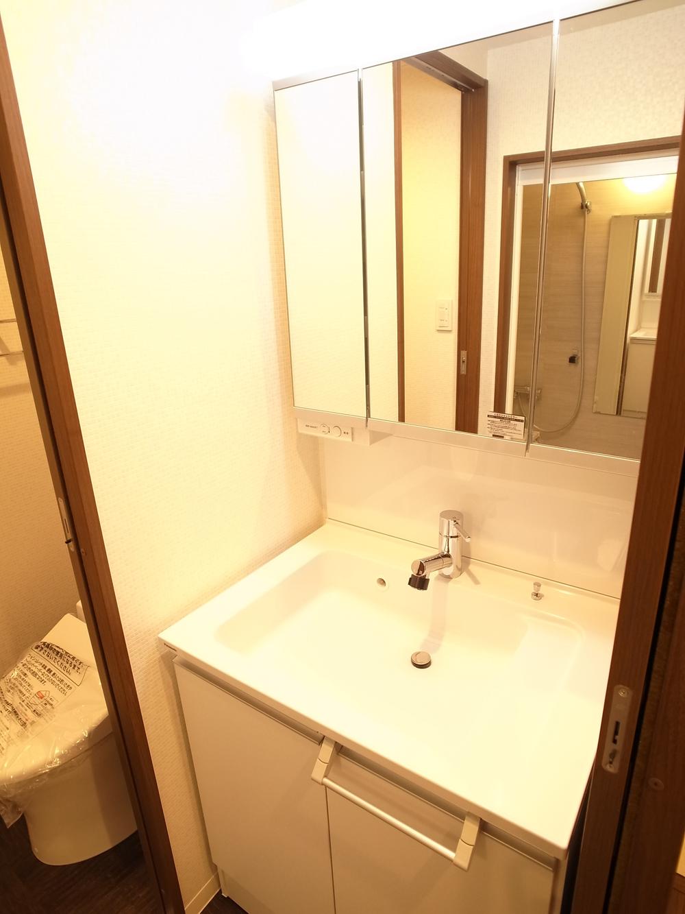 Wash basin, toilet. Indoor (11 May 2013) Shooting