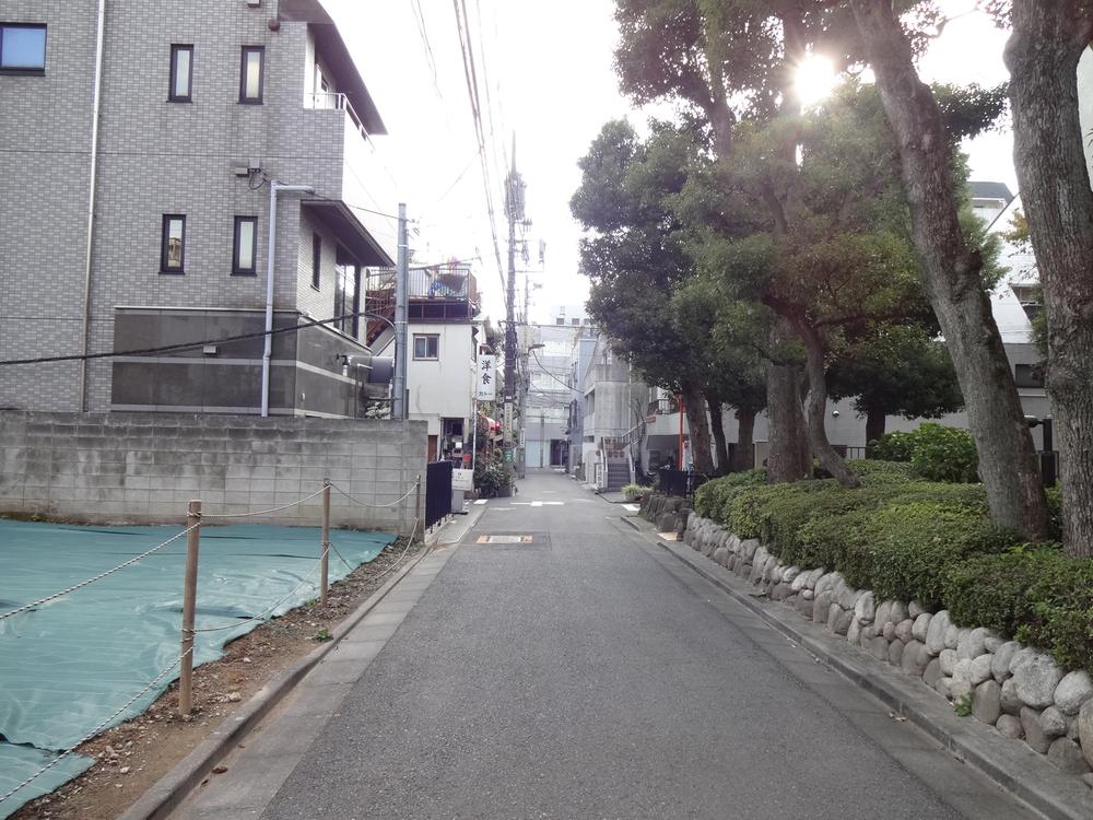 Local photos, including front road. Local (11 May 2013) Shooting Wide front road, Car loading and unloading is also a breeze.  Front also many green, It makes me forget the city center. 