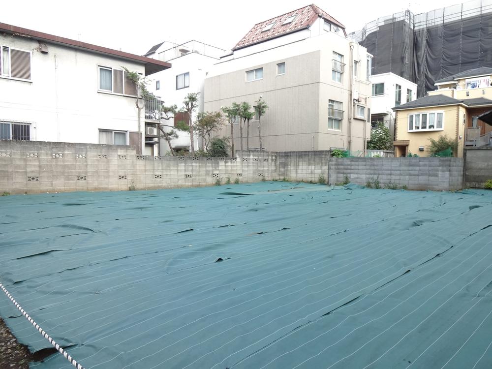 Local land photo. Local (11 May 2013) Shooting As well as on the front, Southeast side adjacent land also day there is a very open feeling missing in the garden is also excellent. 