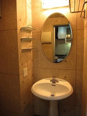 Wash basin, toilet. Wash basin