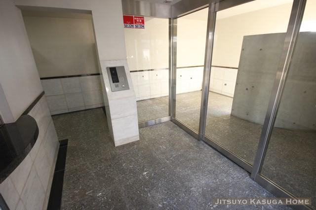 Entrance. Common areas