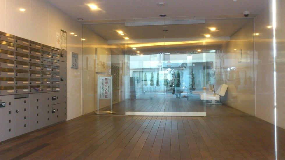 lobby. Local (10 May 2013) Shooting