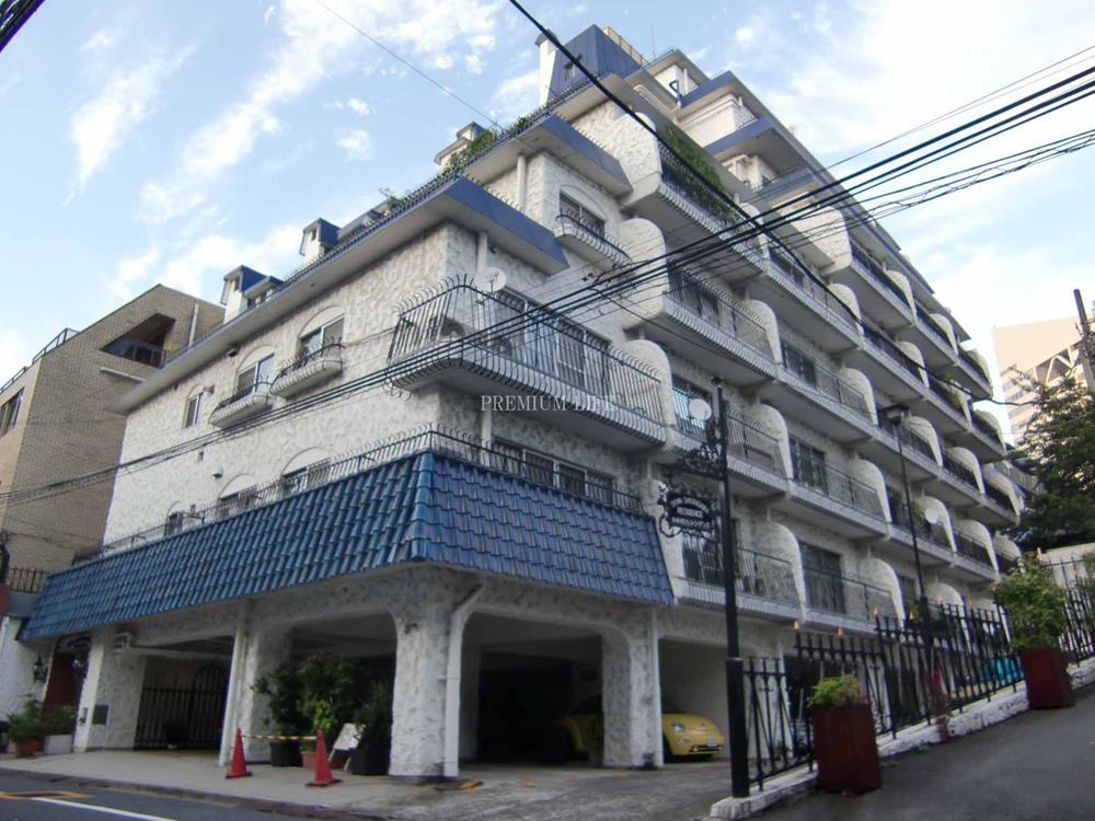 Local appearance photo.  [appearance] Total units 95 units Characteristic vintage apartment representative blue tiled roof.