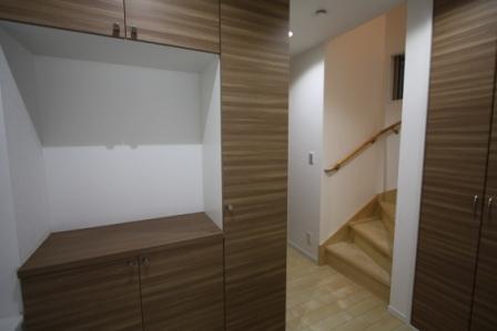 Entrance. Entrance storage enhancement!