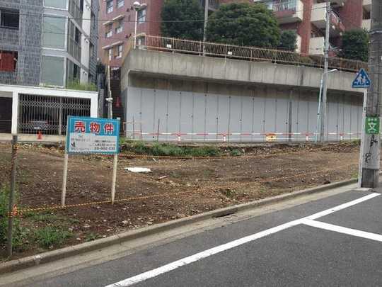 Local land photo. local Because of the double-sided road, Location with a feeling of opening