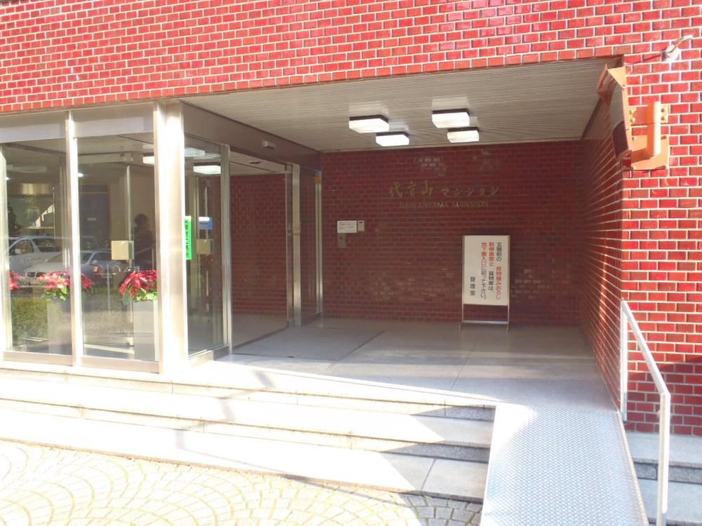 Entrance. Common areas