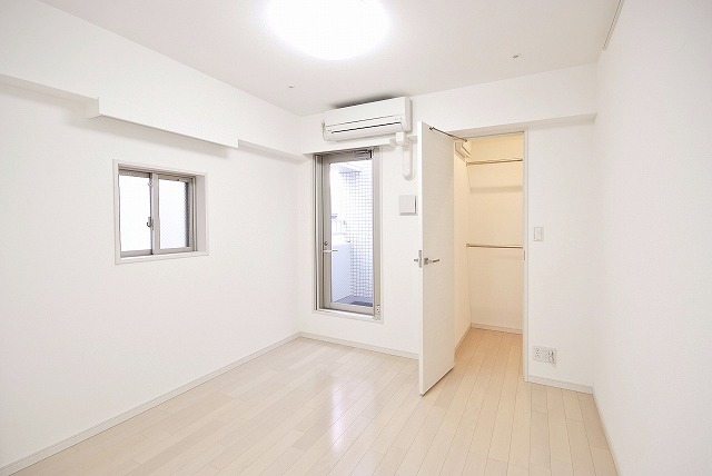 Other room space. Two-sided lighting! 