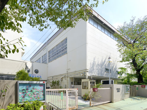 Surrounding environment. Ward Hatomori elementary school (about 300m, 4-minute walk)