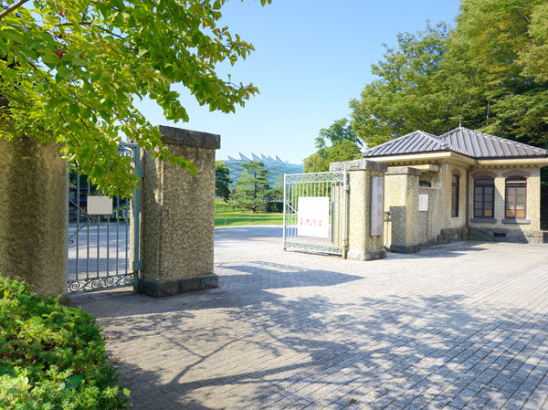 Surrounding environment. Shinjuku Gyoen Sendagaya Gate (about 360m, A 5-minute walk)