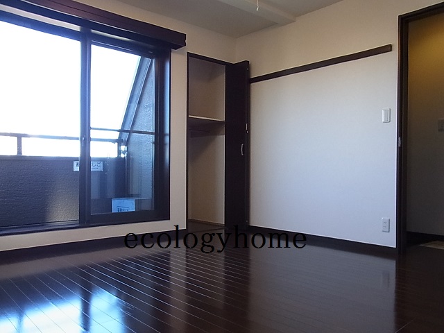 Living and room.  ■ Chic tone of flooring ■ 