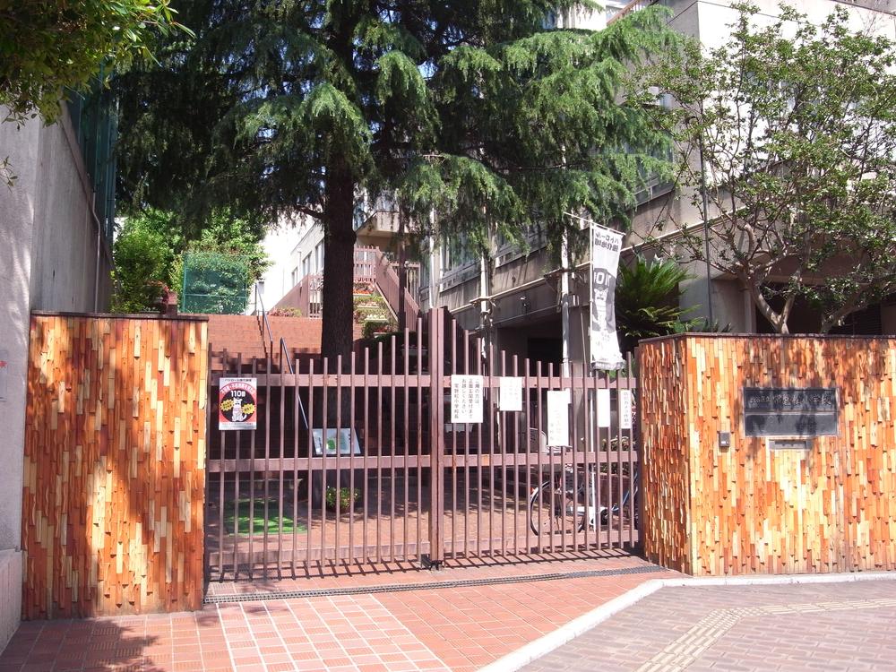 Primary school. 533m to Shibuya Ward Tokiwa pine elementary school