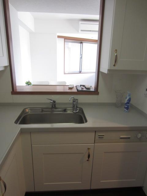 Kitchen. Counter overlooking the dining While you work ・ Type of kitchen (October 2013 shooting)