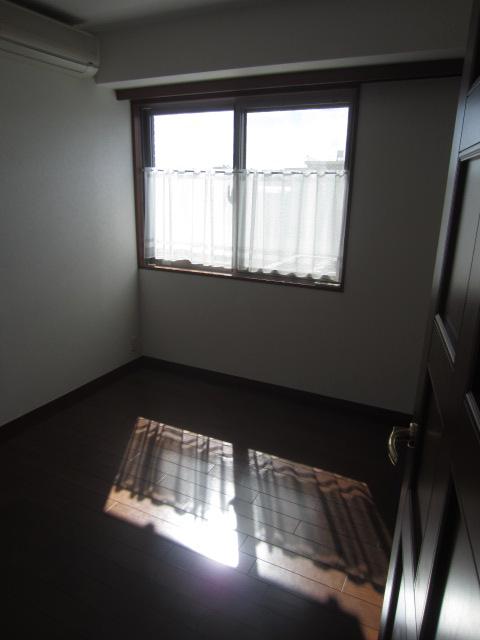 Non-living room. Bright sunshine drenched from the window (October 2013 shooting)