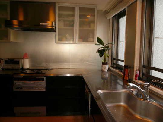 Kitchen. Bright and there is a window, Large L-shaped kitchen work space