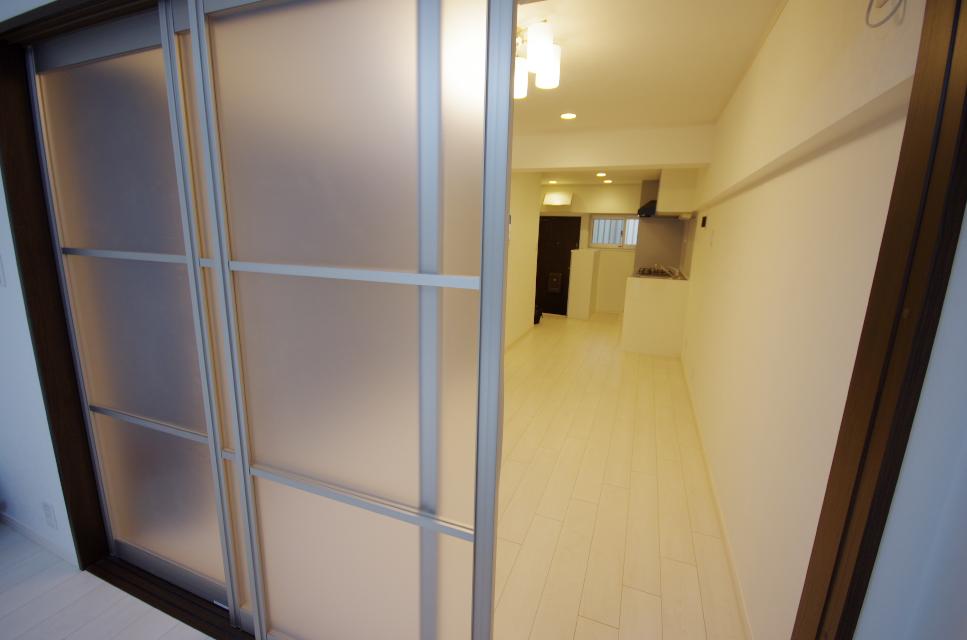 Non-living room. Western-style (door)