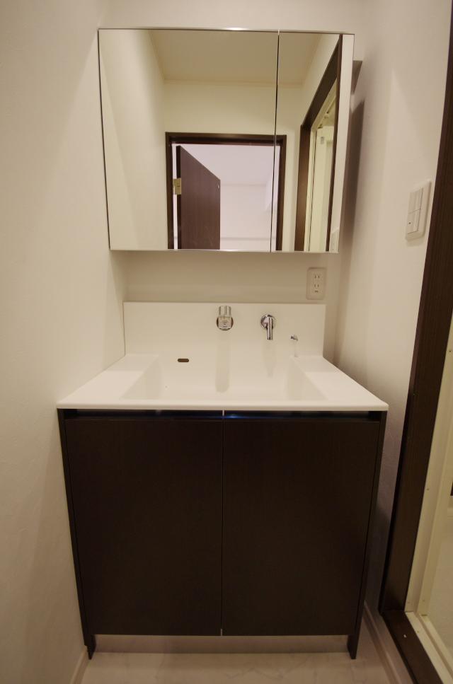 Wash basin, toilet. Independent wash basin
