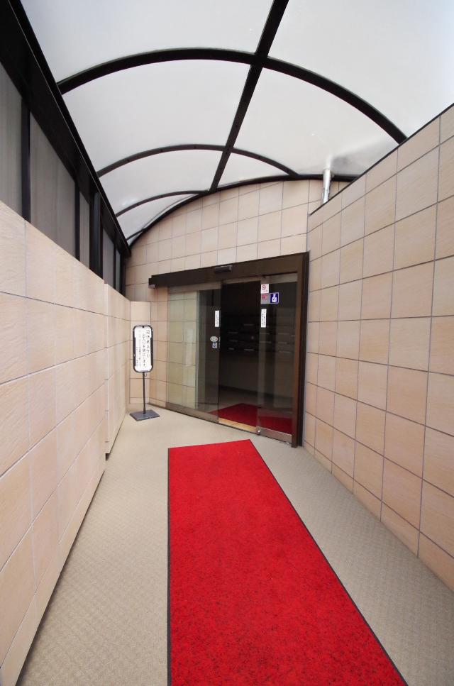 Entrance. Common areas