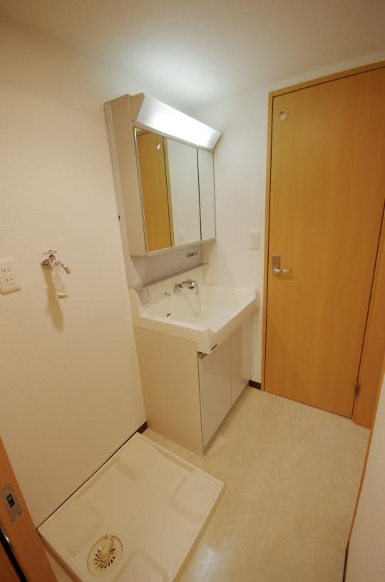 Wash basin, toilet. Local (11 May 2013) Shooting