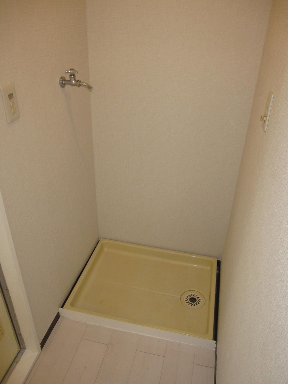 Wash basin, toilet. Indoor (12 May 2013) Shooting