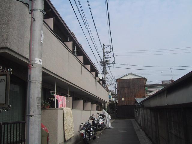 Other.  ■ The south side of the surrounding environment ■ Building without interrupting ■ Day good