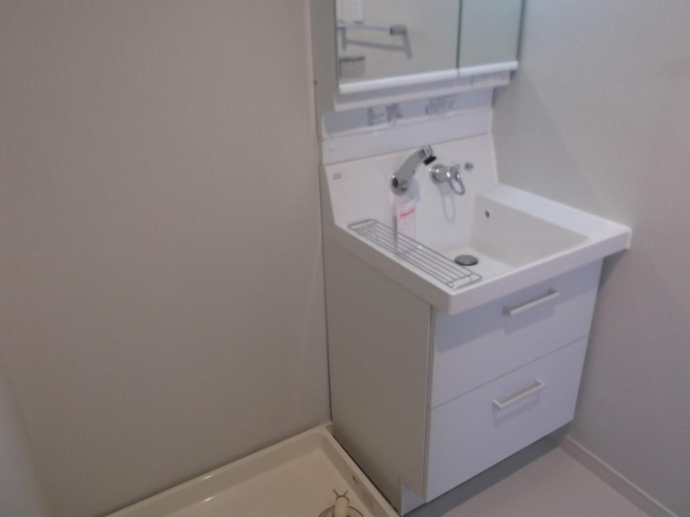 Wash basin, toilet. Indoor (11 May 2013) Shooting