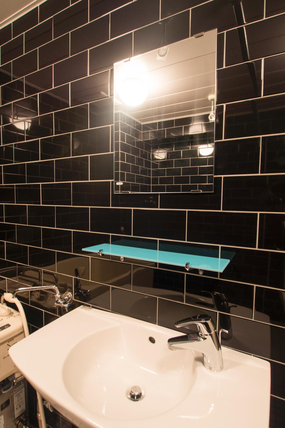 Wash basin, toilet. Indoor (12 May 2013) Shooting