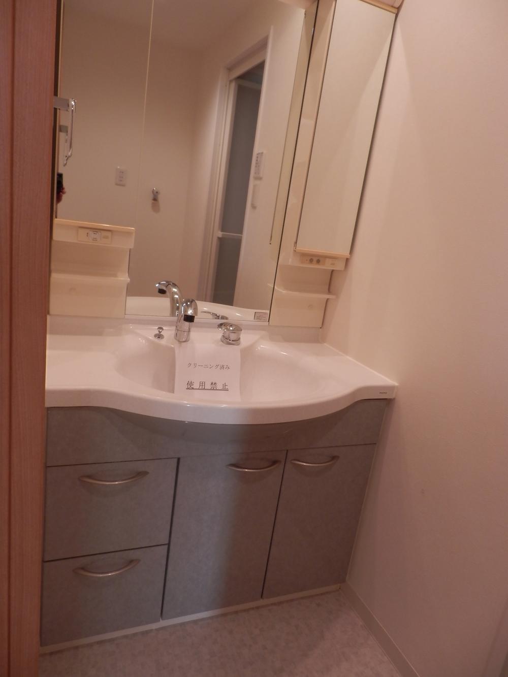 Wash basin, toilet. Indoor (12 May 2013) Shooting