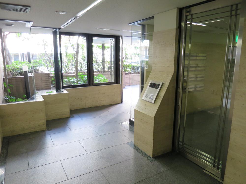 Entrance. Common areas