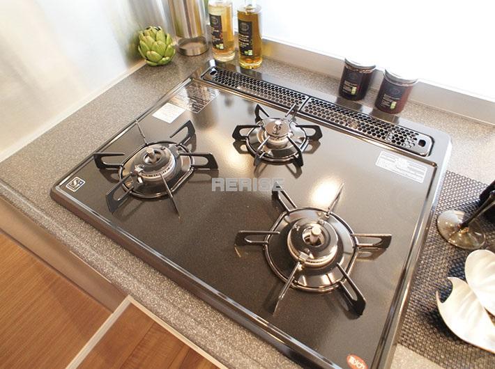 Kitchen. 3-neck is a gas stove