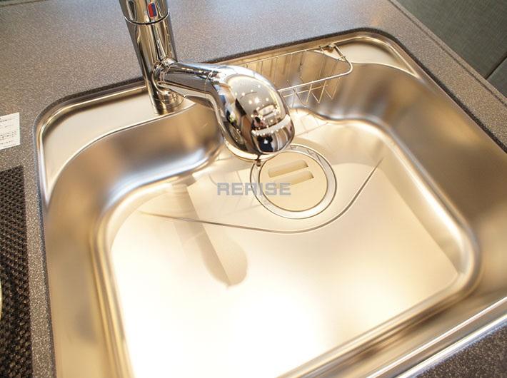 Kitchen. Water purifier is a built-in system kitchen