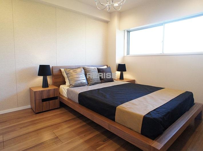 Non-living room. Double bed also put Western-style