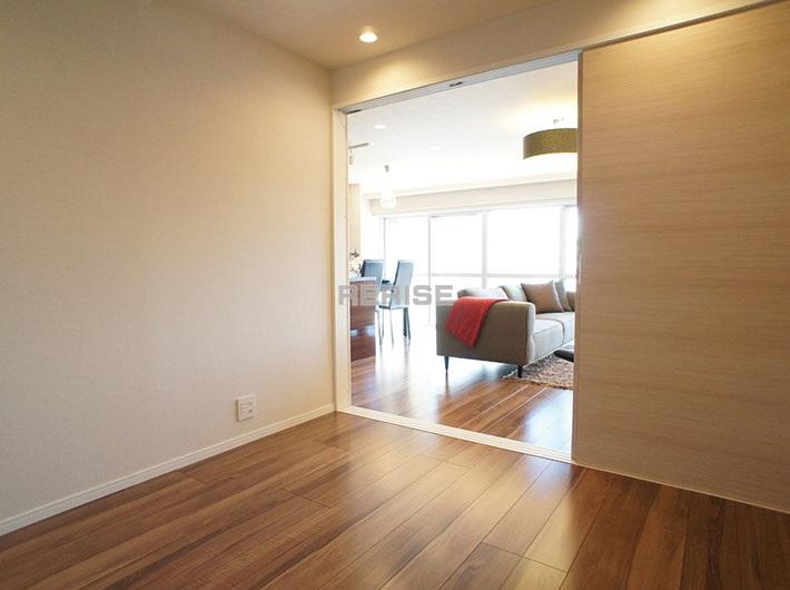 Non-living room. Western-style from the living room, You can move to the corridor