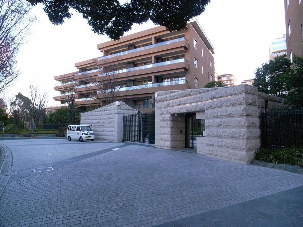 Entrance. Communal area With a large gate, Regal main entrance