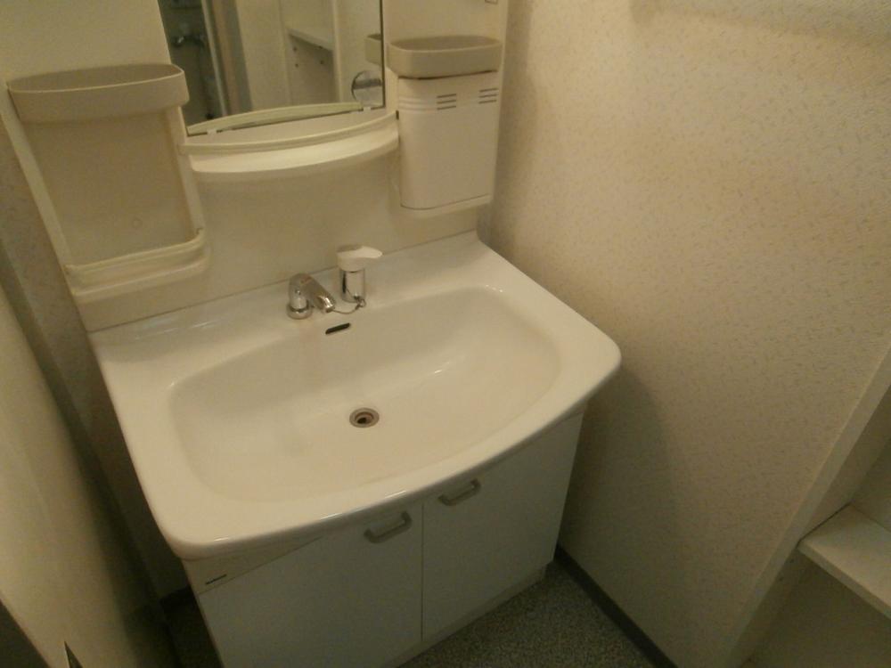 Wash basin, toilet. Indoor (10 May 2013) Shooting