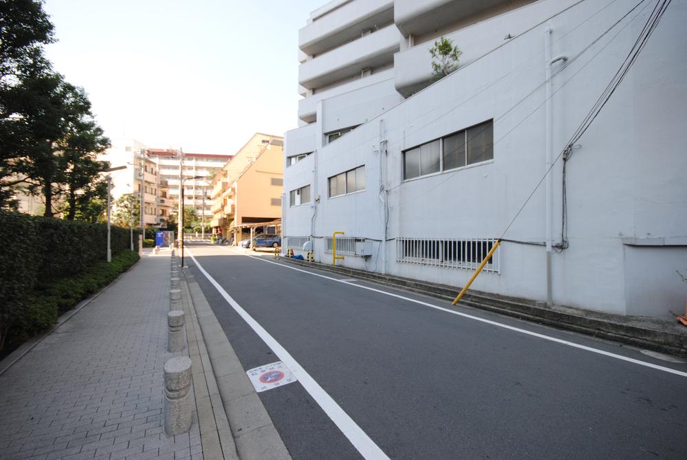 Local appearance photo. Contact surface road