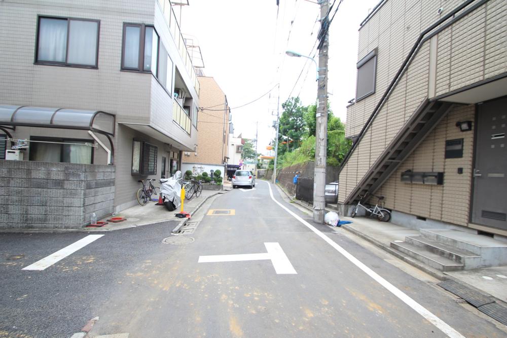 Local photos, including front road. It is south road 4.6m.