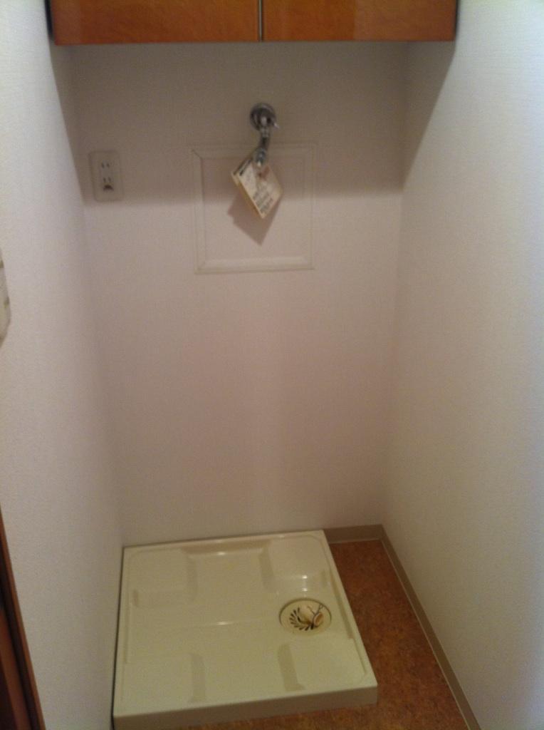 Wash basin, toilet. Indoor (10 May 2013) Shooting