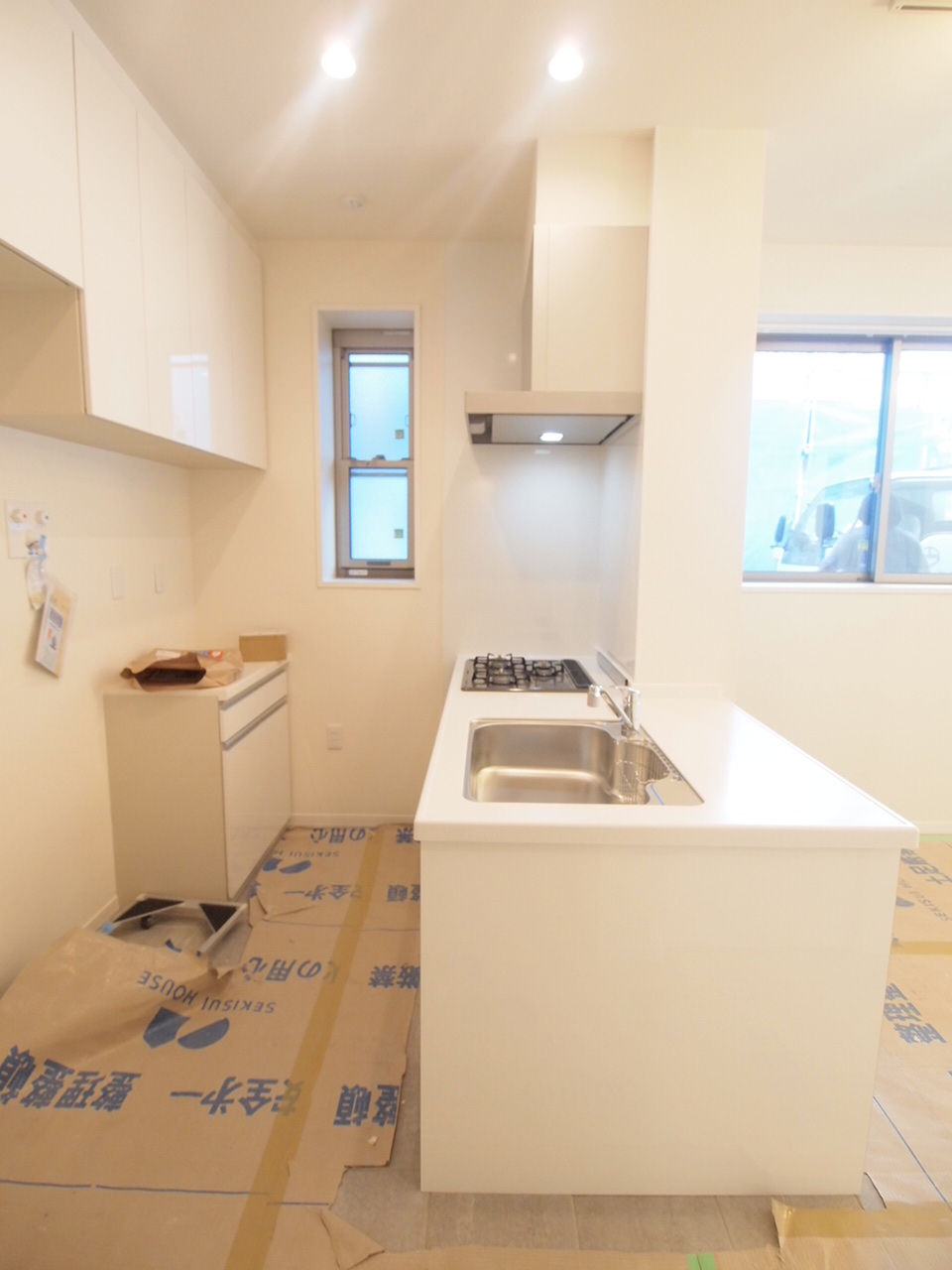 Kitchen. Rich face-to-face kitchen storage. Ceiling lighting is also bright.
