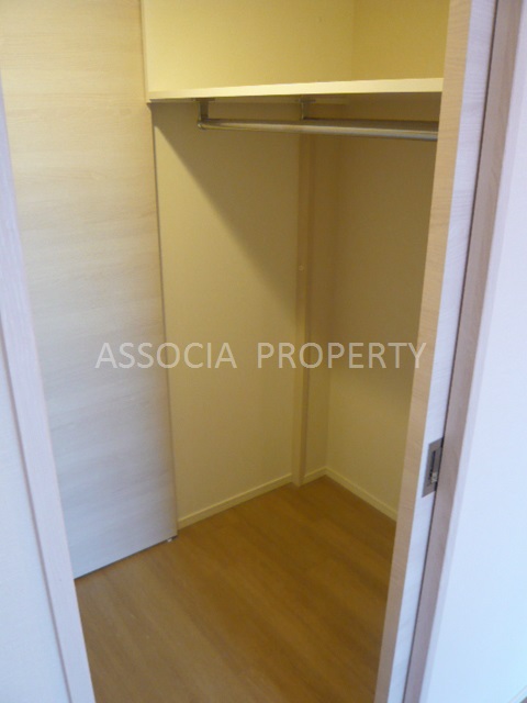 Receipt. Walk-through closet
