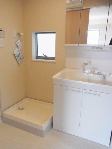 Washroom.  ◆ ◇ There is a small window in the washroom ventilation easy ◆ ◇