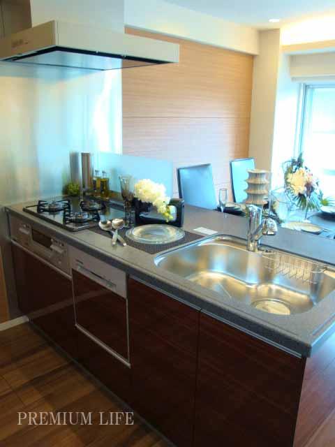 Kitchen.  [Open-minded system Kitchen] Conversation will increase because overlooking the living