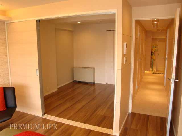 Non-living room.  [Western style room] Because it is next to the living, It is also recommended to the nursery.