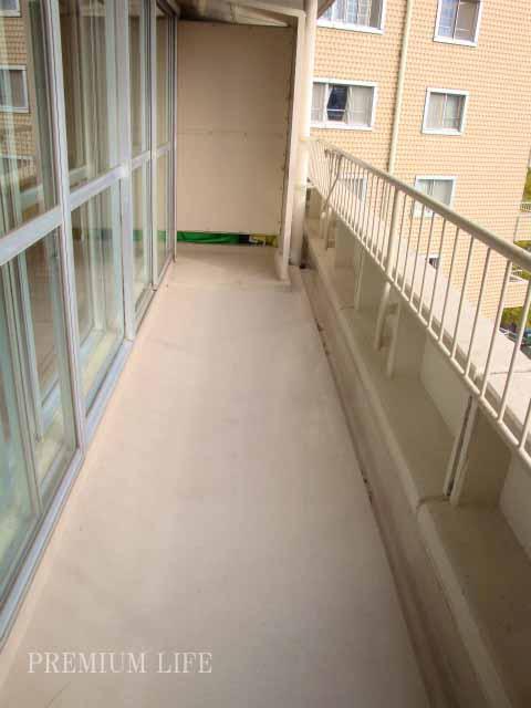 Balcony.  [Wide balcony] Jose you a lot of laundry.