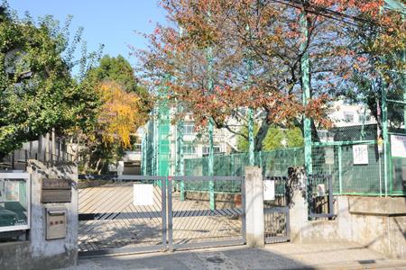 Junior high school. 437m to Shibuya Ward Hachiyama Junior High School