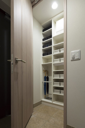 Receipt.  [Shoes-in closet] The door storage of large capacity, Shimae also folding of the stroller, etc..  ※ Some dwelling unit only (Ht type, Some options ・ Order including correspondence (paid))