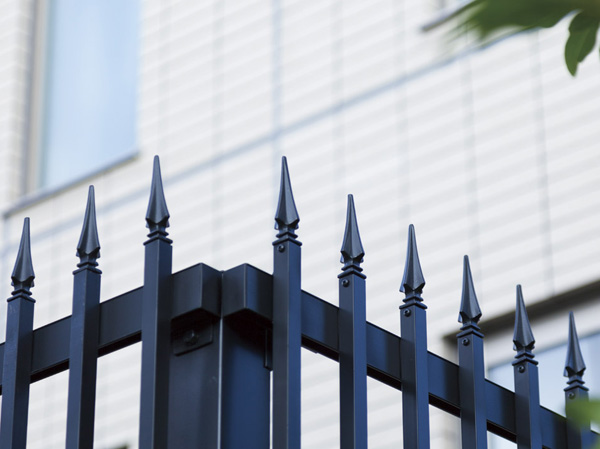 Security.  [Point of a sword fence] Suppress the intrusion in a pointed design. Familiar also in appearance and planting in the form of a certain sense of mansion.  ※ Except for the part outside the structure fence (October 2013 shooting)