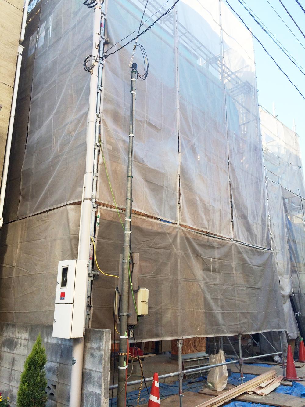 Local photos, including front road. A quiet residential area